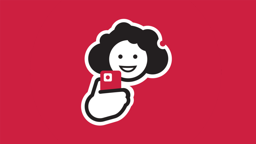 Illustration einer lächelnden Frau, die in ihr Smartphone guckt, als Logo der App "barcoo"